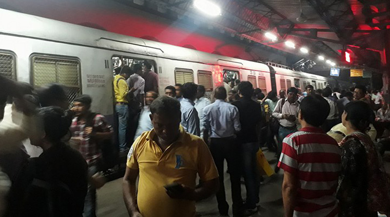 বিকল লালগোলার ইঞ্জিন, বন্ধ শিয়ালদহ মেন শাখার ট্রেন চলাচল
