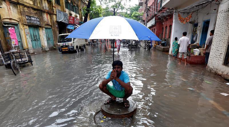 ভোর থেকেই প্রবল বৃষ্টি শহরে, কালীপুজোর পর ভাইফোঁটাতেও ‘ভিলেন’ নিম্নচাপ