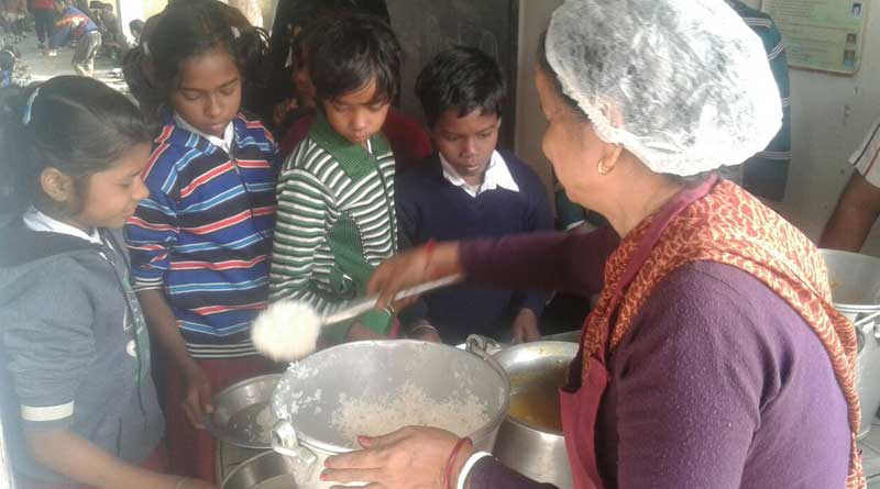 দামের ছেঁকায় বাদ ডিম, মিড-ডে মিলে পড়ুয়ারা পেল চিকেন