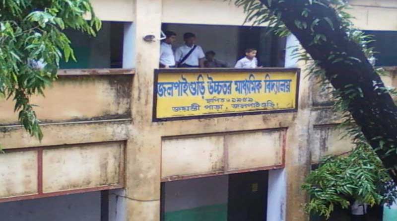 এ কী শিক্ষা! স্কুল ছাড়ার দিনে নিজের বিদ্যালয়েই ভাঙচুর পড়ুয়াদের