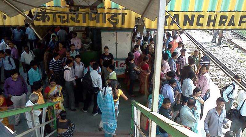 মহিলা কামরা বাড়ানোর প্রতিবাদ, এবার কাঁচরাপাড়ায় রেল অবরোধ