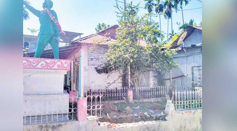 নেতাজির মূর্তি ভেঙে বিশ্রামাগার তৈরি, গ্রামবাসীদের বাধায় পিছু হঠল প্রশাসন