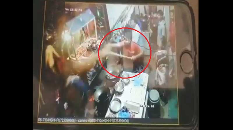 খাবার নিয়ে বচসা, ক্রেতার গায়ে গরম তেল ছুড়ল বিক্রেতা