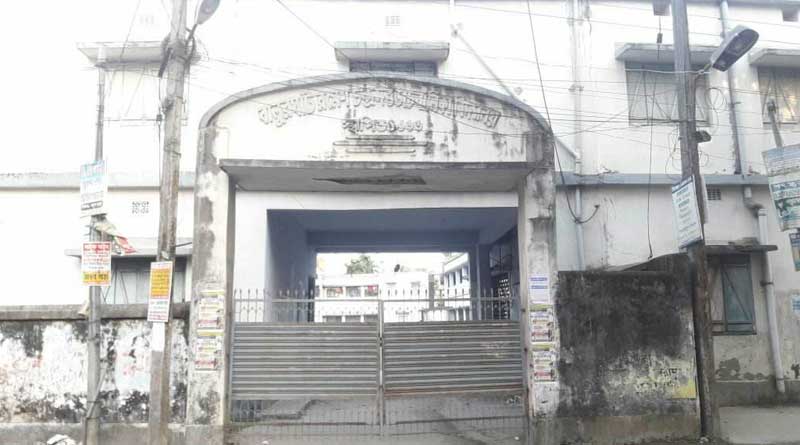 দুই শিক্ষিকার কাজিয়া, আলাদা আলাদা প্রশ্নপত্রে বিভ্রান্তিতে পড়ুয়ারা