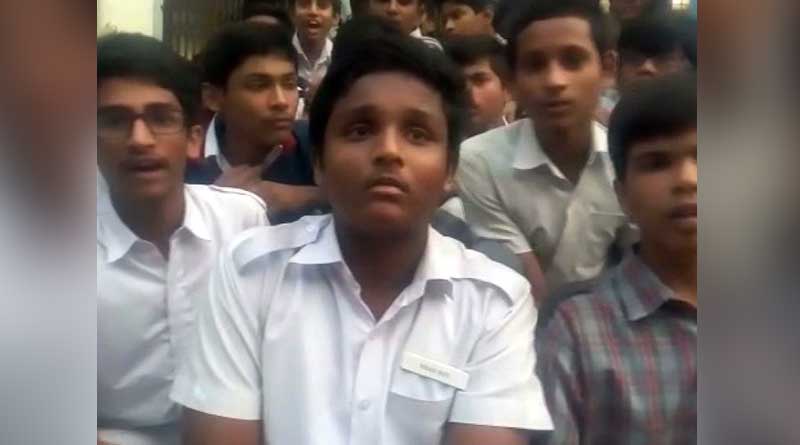 ১১ ঘণ্টা ক্লাস, একগাদা হোমওয়ার্কের প্রতিবাদে ধরনায় পড়ুয়ারা