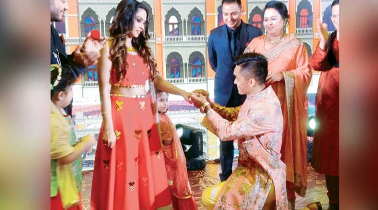নতুন ইনিংস শুরু, ঝটিকা সফরেই আংটি বদল সুনীল-সোনমের