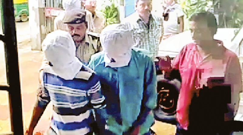 অনলাইন কেনাকাটায় প্রতারণা, গ্রেপ্তার প্যাকেজিং সংস্থার ৩ কর্মী