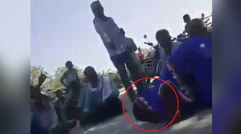 সালিশি সভার নিদান, নিজেরই থুতু চাটতে বাধ্য হলেন মহিলা