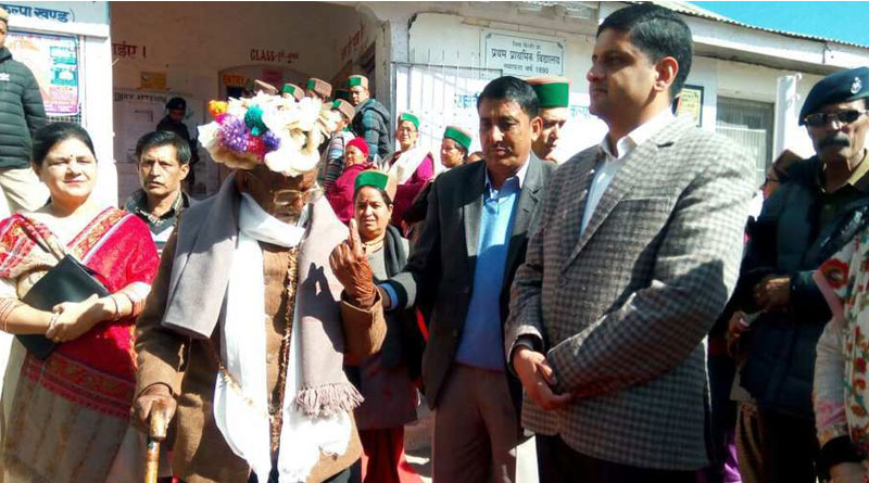 সবাইকে দেশের জন্য কাজ করতে হবে, ভোট দিয়ে বার্তা ‘প্রথম ভোটারের’