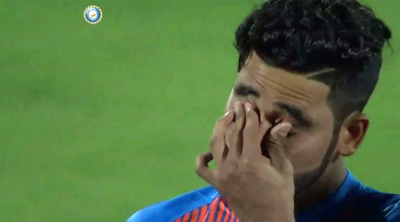 দেশের জার্সি গায়ে জাতীয় সংগীত শুনেই চোখে জল এই ক্রিকেটারের