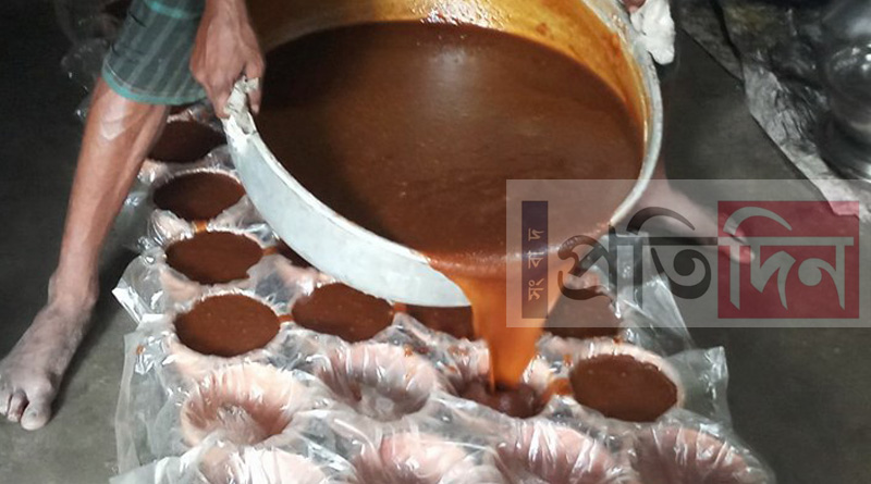 বাংলাদেশি কারিগরদের হাতের জাদুতে তিস্তাপাড় ভাসছে নলেনের সুবাসে