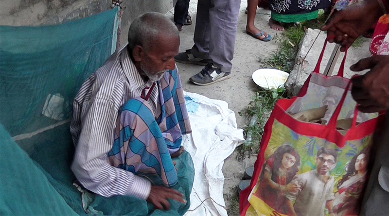 বাড়ি থেকে তাড়িয়েছে ছেলে-পুত্রবধূরা, রাস্তাতেই ঠাঁই অসহায় বৃদ্ধের