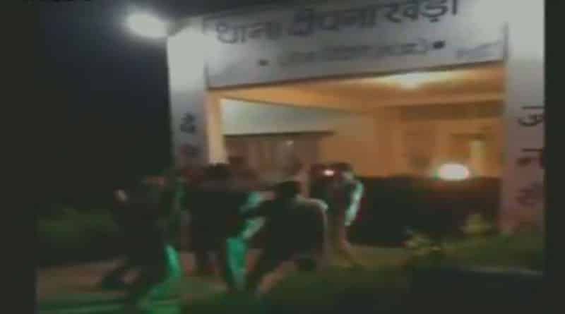 থানার সামনে মাইক বাজিয়ে উদ্দাম নাচ পুলিশকর্মীদের, দেখুন ভিডিও