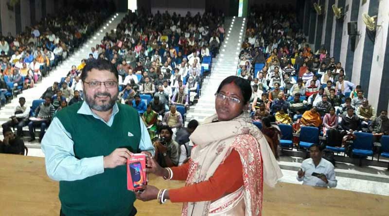 পঞ্চায়েতকে ‘স্মার্ট’ করতে প্রধানদের দেওয়া হল অ্যান্ড্রয়েড ফোন