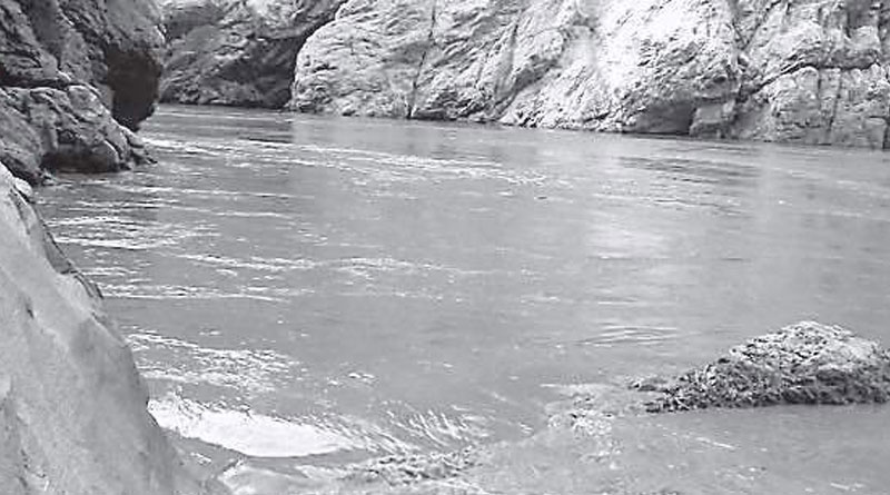 আচমকাই কালো হল সিয়াং নদীর জল, আতঙ্কে অরুণাচলের বাসিন্দারা