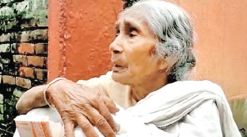 বৃদ্ধা মাকে রাস্তায় ফেলে উধাও ছেলে-বউমা