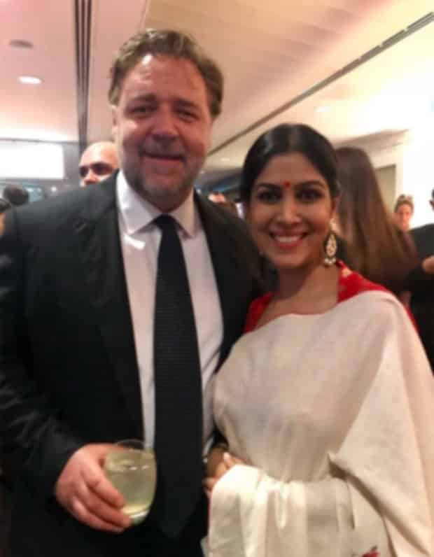 Check-out-Sakshi-Tanwar-hugs-Russell-Crowe-while-receiving-Best-Asian-Film-Award-for-Dangal-2