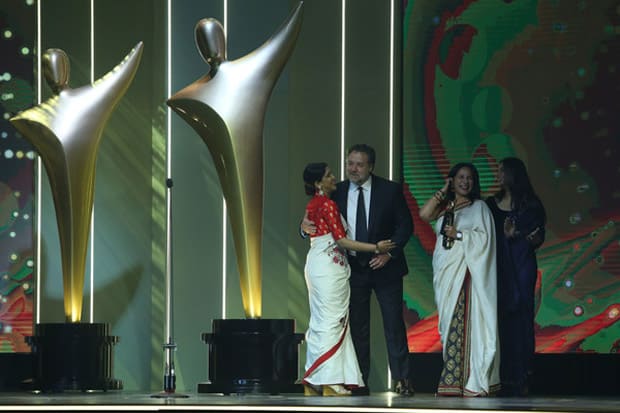 Check-out-Sakshi-Tanwar-hugs-Russell-Crowe-while-receiving-Best-Asian-Film-Award-for-Dangal-3 (1)