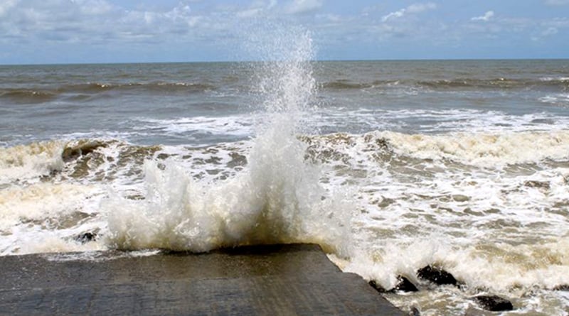 Foam appears on tide, bizarre incident at Digha sea beach