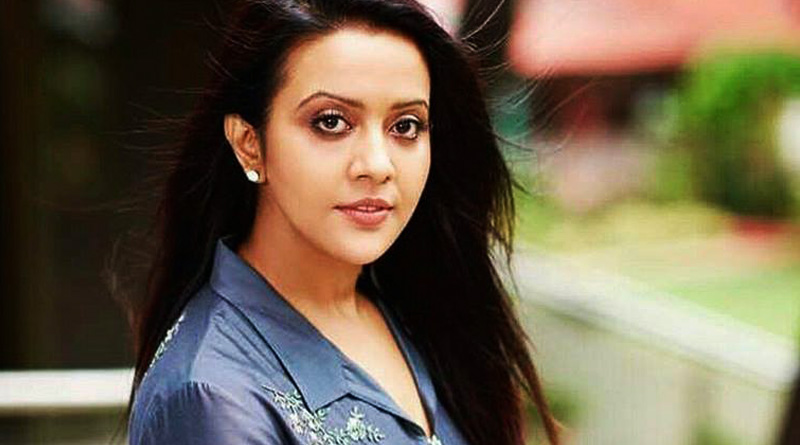 আপনি কি গোপনে খ্রিস্টান? প্রশ্নের মুখে মহারাষ্ট্রের মুখ্যমন্ত্রীর স্ত্রী