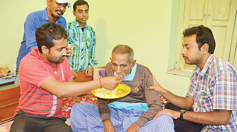 তাড়িয়ে দিয়েছে সন্তানরা, স্থানীয় যুবকদের হাত ধরেই বাঁচার পথ পেলেন বৃদ্ধ