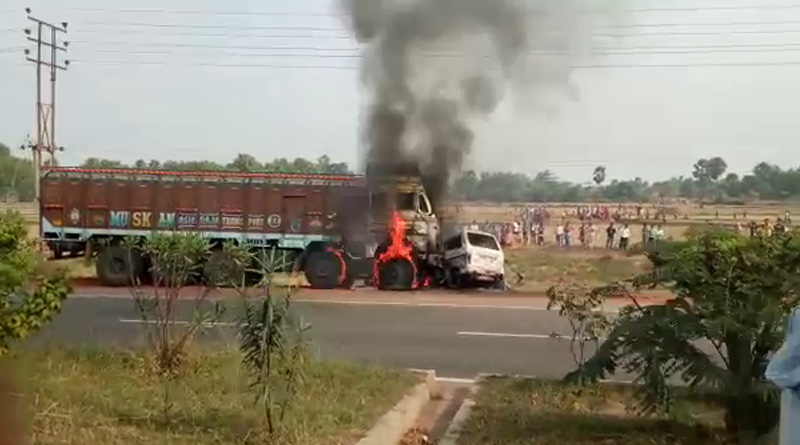 লরির সঙ্গে ধাক্কা, অ্যাম্বুল্যান্সে পুড়ে মৃত্যু নার্স-স্বাস্থ্যকর্মীর