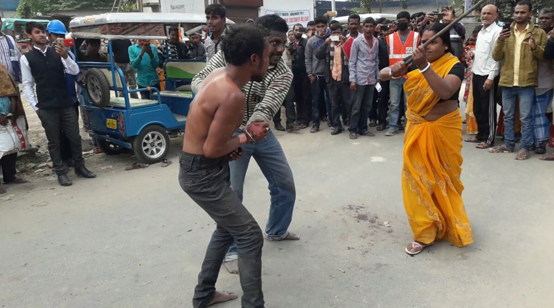 মেয়েকে পুড়িয়ে মারার চেষ্টা, জামাইকে ধরে প্রকাশ্যে বেদম মার শাশুড়ির