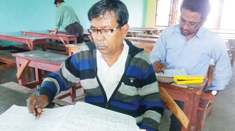 এমএ পরীক্ষায় বসে তাক লাগালেন ৭০ বছরের এই ‘যুবক’ মাস্টারমশাই
