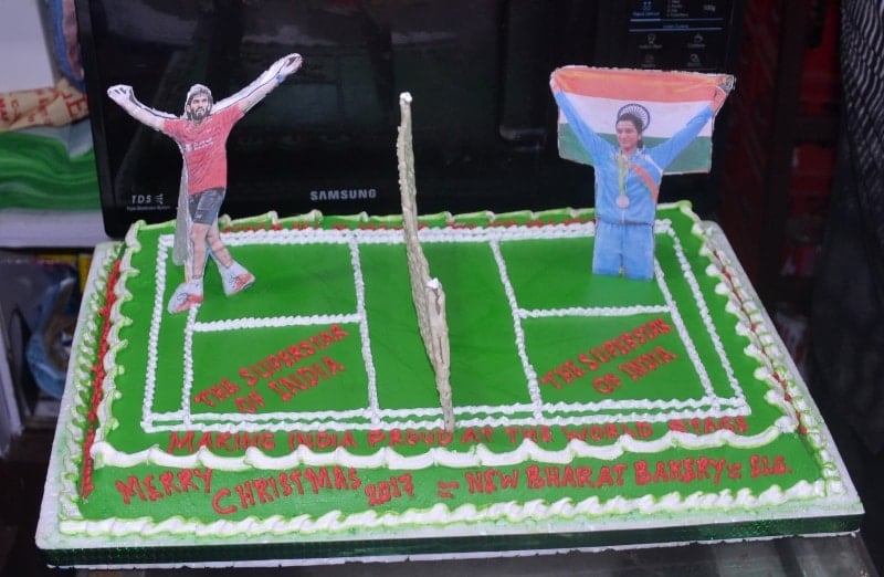 SILIGURI_tennis e bharat k samman ene dewar jonyo player er photo saho tennis court cake