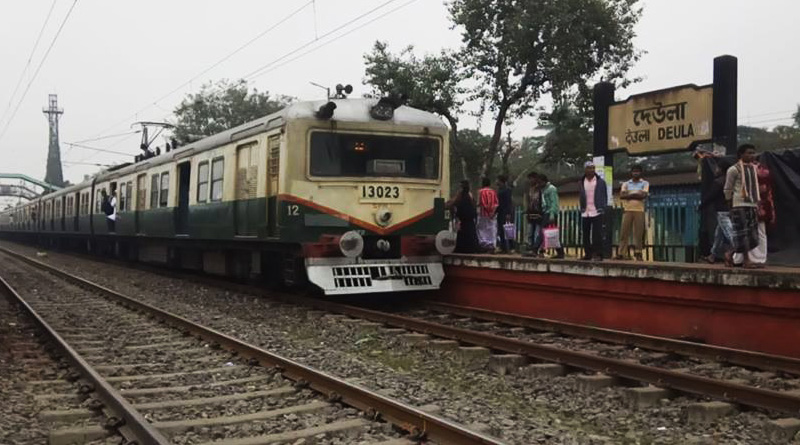 বিনা টিকিটের যাত্রীদের বিক্ষোভ, ব্যাহত শিয়ালদহ-ডায়মন্ড হারবার শাখার ট্রেন চলাচল