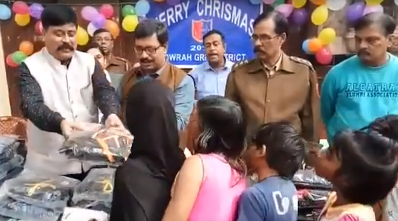 ‘সান্তা’ হয়ে হাওড়া স্টেশনের ভবঘুরে শিশুদের মুখে হাসি ফোটাল রেল পুলিশ