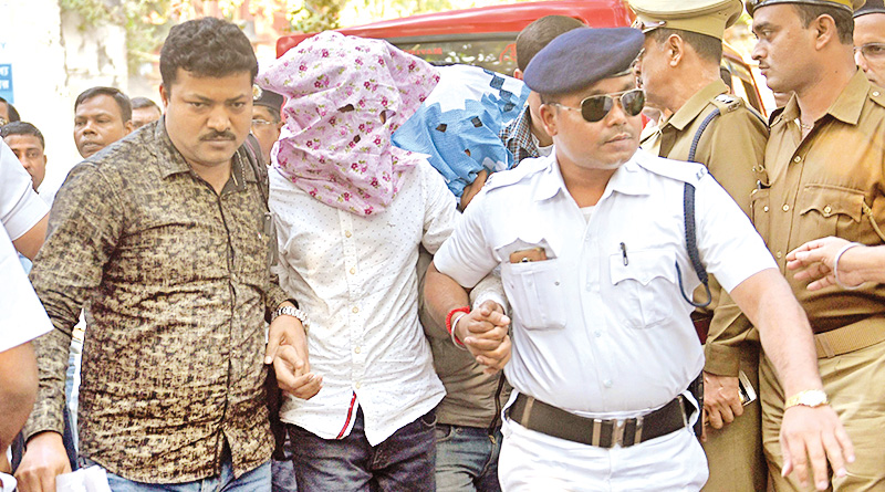 লকআপে আড্ডায় মজে দুই ‘দুষ্টু স্যর’, ধিক্কার শহর জুড়ে