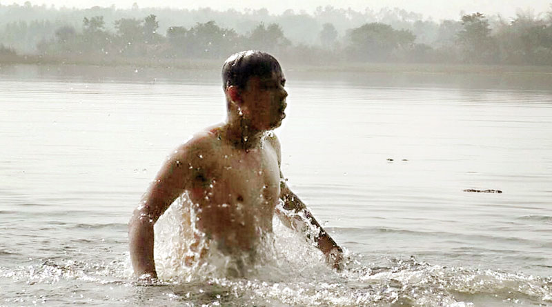 নতুন বছরকে স্বাগত জানাতে ২০১৮ বার ঠান্ডা জলে ডুব যুবকের