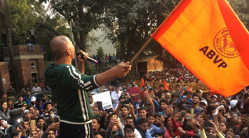 ম্যারাথনের সূচনায় এবিভিপির পতাকা উড়িয়ে খোরাক হলেন অক্ষয়