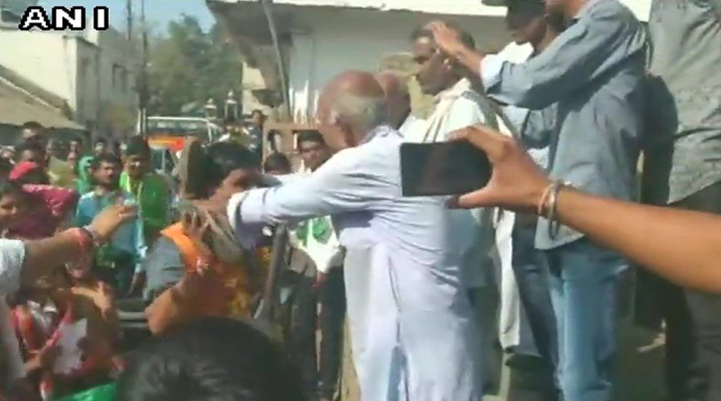 প্রচারে গিয়ে জুতোর মালা বিজেপি নেতার গলায়