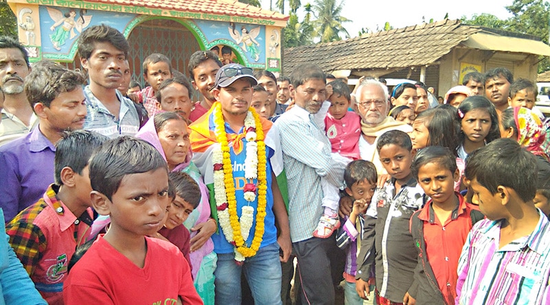 বিশ্বজয়ের পর ঘরে ফিরলেন সুরজিৎ, দৃষ্টিহীন ক্রিকেটারকে ঘিরে উৎসব নন্দকুমারে