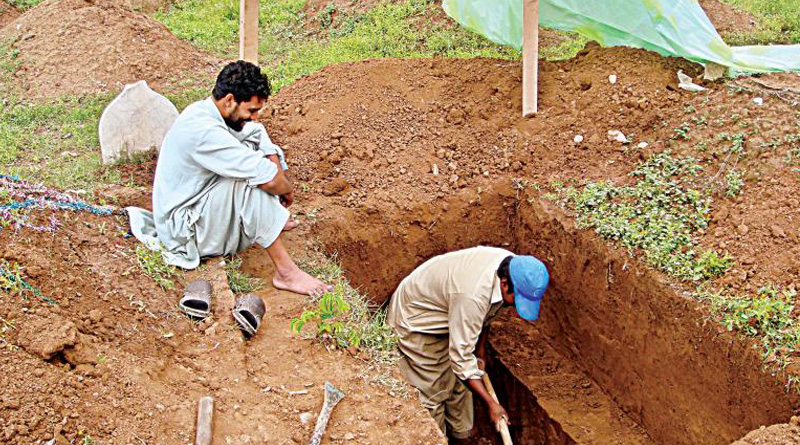 ৮ বছর ধরে বিনা পারিশ্রমিকে কবর খুঁড়ে চলেছেন এঁরা, কেন জানেন?