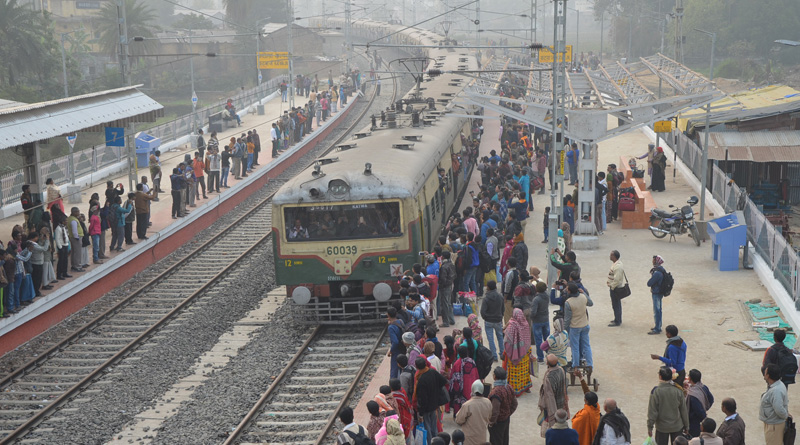 সুভাষগ্রাম ও সোনারপুরের মাঝে অবরোধ, শিয়ালদহ দক্ষিণ শাখায় ব্যাহত ট্রেন চলাচল