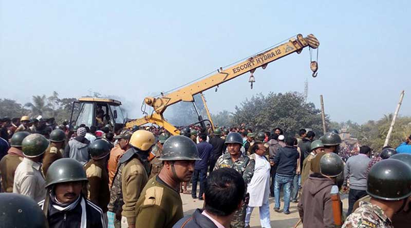 বাস দুর্ঘটনায় রণক্ষেত্র দৌলতাবাদ, পরিস্থিতি মোকাবিলায় শূন্যে গুলি পুলিশের