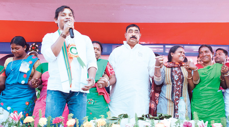 ফুরফুরে মেজাজ, আদিবাসী মহিলাদের সঙ্গে নাচের তালে পা মেলালেন অনুব্রত