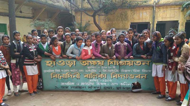 অচলাবস্থা অব্যাহত, বিনোদিনী বালিকা বিদ্যালয়ে বিক্ষোভ অভিভাবকদের