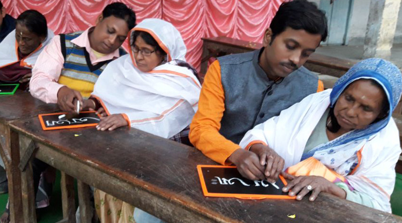 অভিনব উদ্যোগ, প্রবীণদের হাতেখড়ি দিয়েই আরাধনা বাগদেবীর