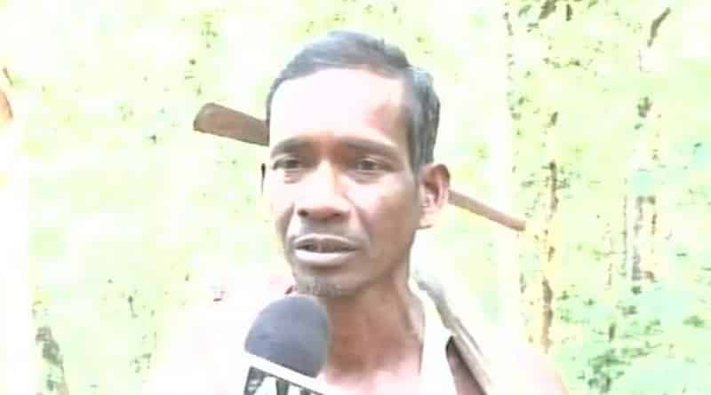 সন্তানরা স্কুলে যাবে, একা হাতে রাস্তা গড়ে নজির ‘পাহাড়ি মানুষ’-এর