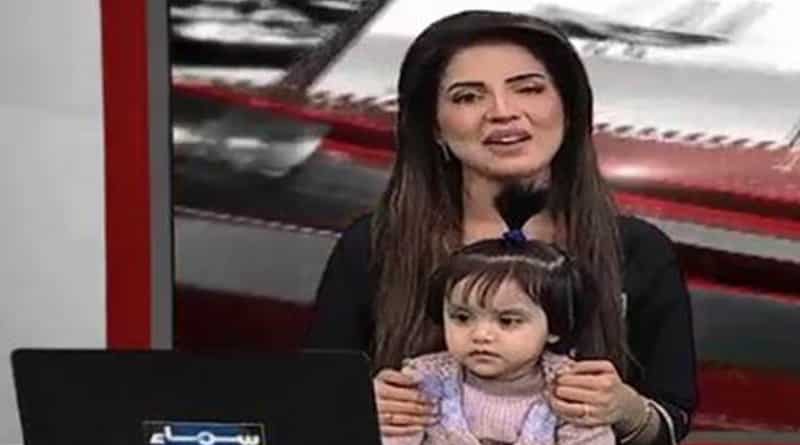 Pakistan: News anchor hosts bulletin with daughter protesting rape