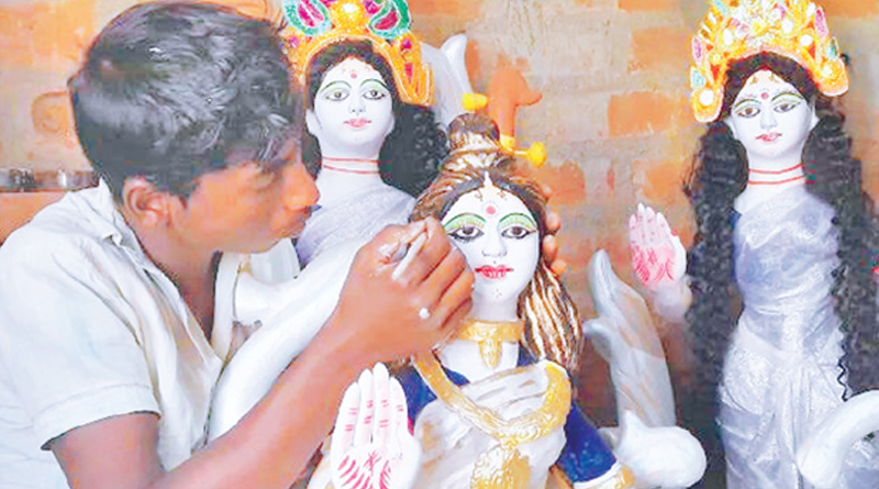 সরস্বতী প্রতিমা গড়ে পড়াশোনার খরচ চালাতে ব্যস্ত এই কিশোর