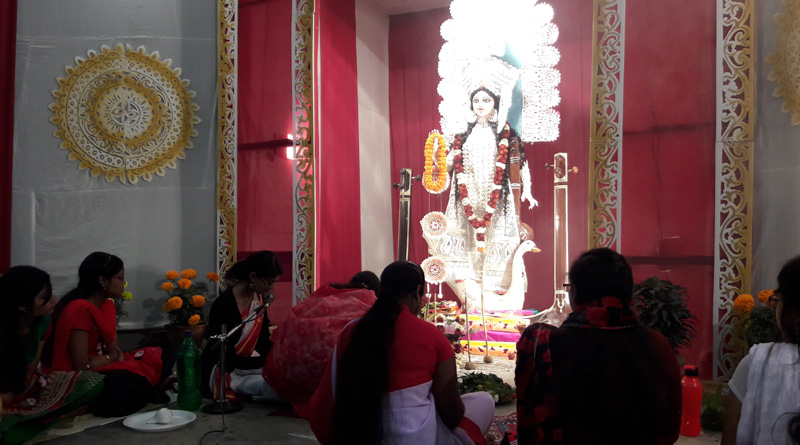 আয়োজন থেকে মন্ত্রপাঠ, এই কলেজে দায়িত্ব নিয়ে পুজো করেন ছাত্রীরাই