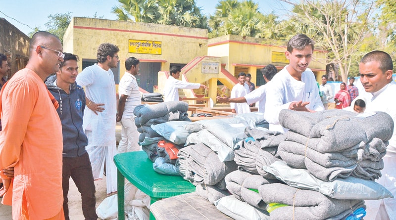 সেবার টানে বেলুড় থেকে সিউড়ি, টিফিন খরচ বাঁচিয়ে দুঃস্থদের পাশে পড়ুয়ারা
