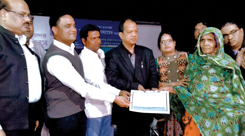 ভিক্ষার চাল বিক্রি করে শৌচাগার নির্মাণ, বহরমপুরে নজির বৃদ্ধার