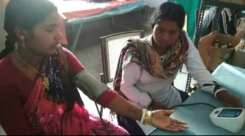 সিভিক ভলানটিয়ার দেখছেন রোগী! প্রাথমিক স্বাস্থ্যকেন্দ্রে আজব ছবি