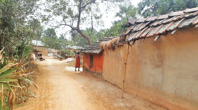 ঘরে জ্বলে না আলো, বাহারি স্মার্টফোন চার্জ দিতে ছুটতে হয় বহু দূর
